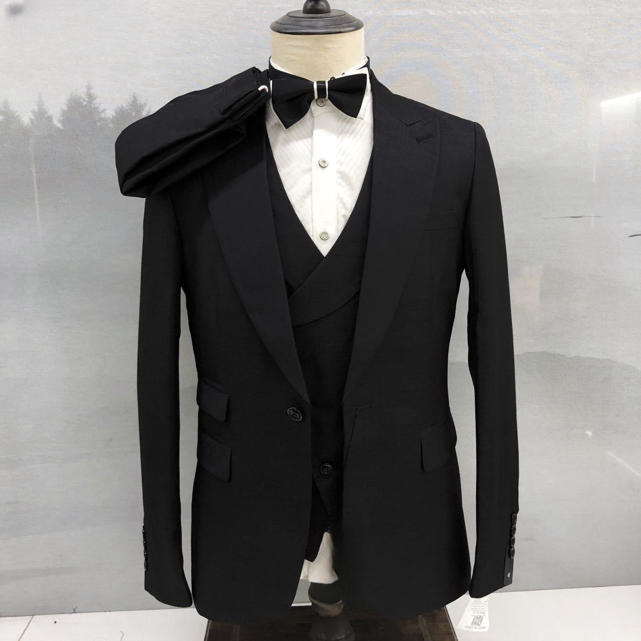 Business Men’s Three-Piece Suit Set with Notched Lapels and Textured Fabric