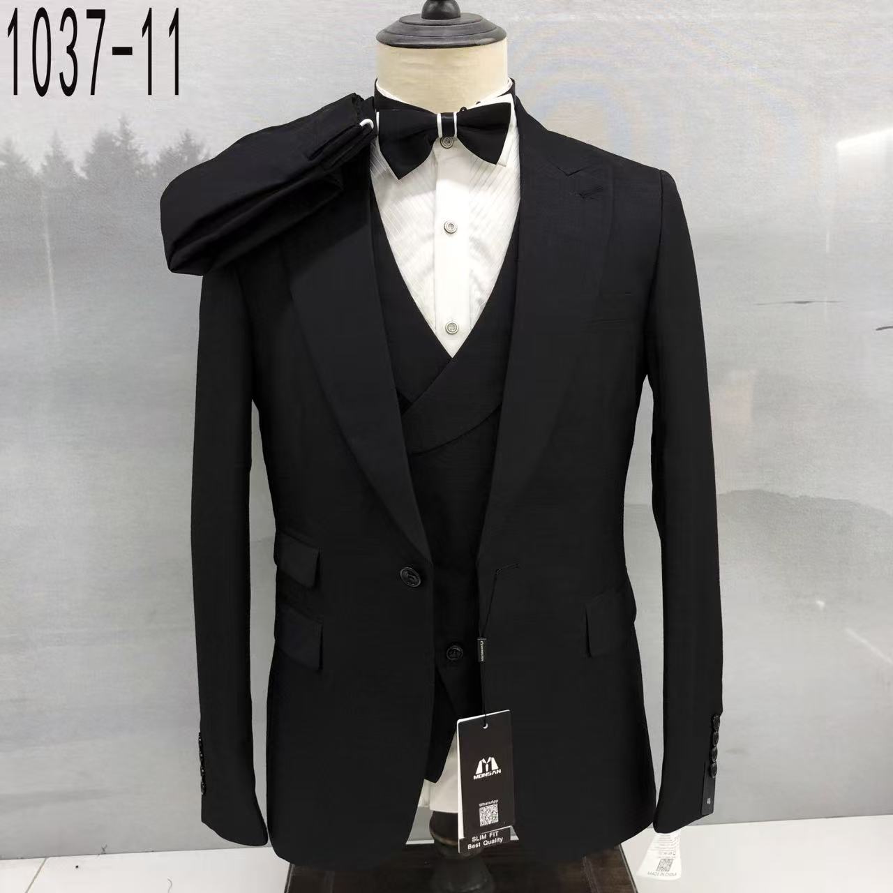 Slim fit 3-piece suit: black blazer with peak lapels and buttoned vest