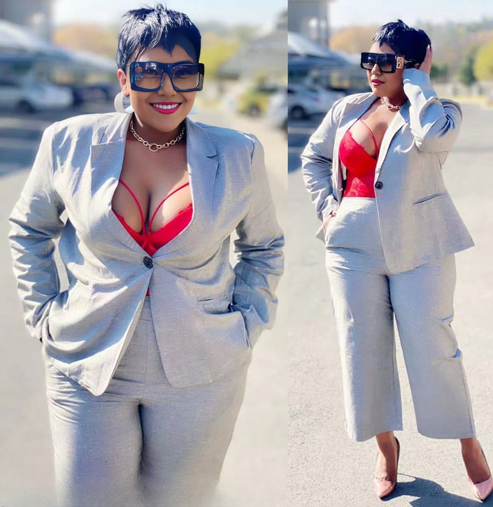 Light gray blazer and straight-leg trouser suit, single-breasted with notch lapels