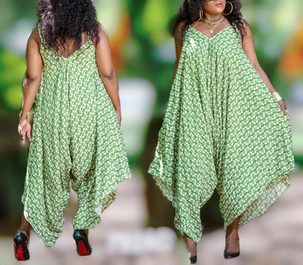 Sleeveless V-neck dress with loose fit and asymmetrical hem, green with white print