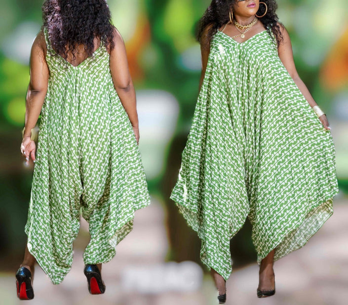 Sleeveless V-neck dress with loose fit and asymmetrical hem, green with white print
