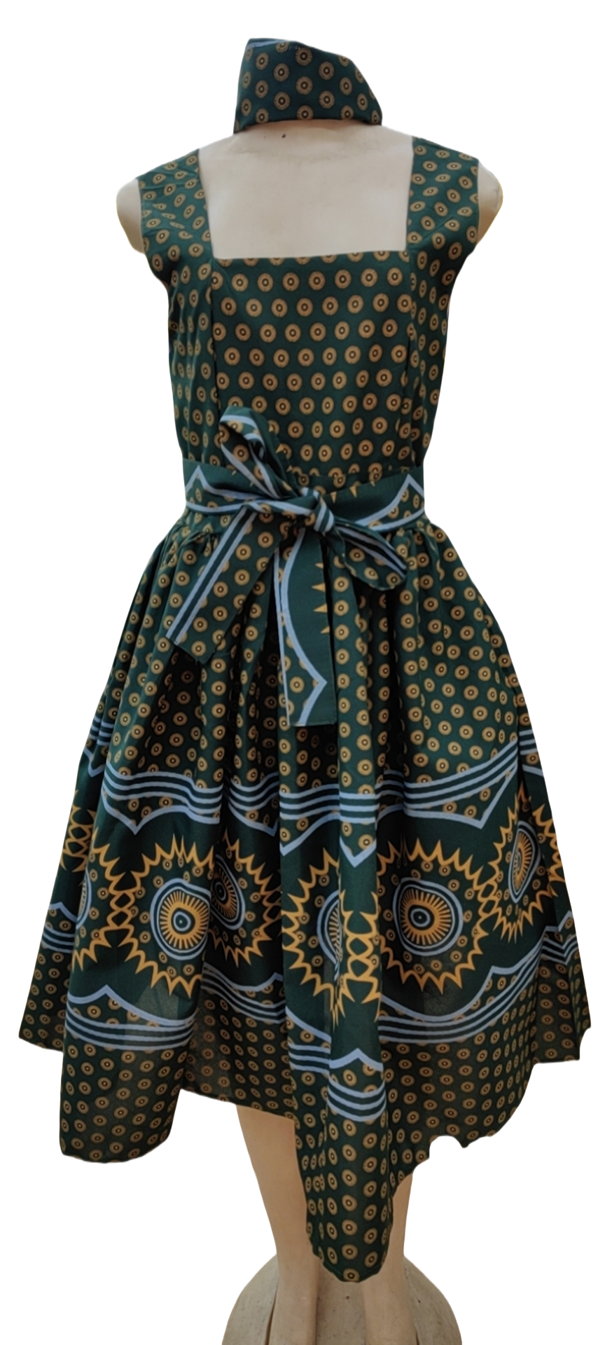 Midi-Kleid, grüner afrikanischer Print, Bindegürtel und Rüschen-Saum