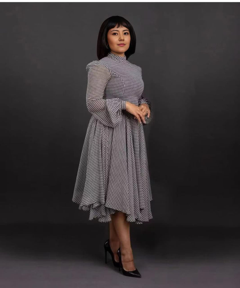 Checkered Pattern Mid-Length Dress with High Neckline and Ruffled Hem