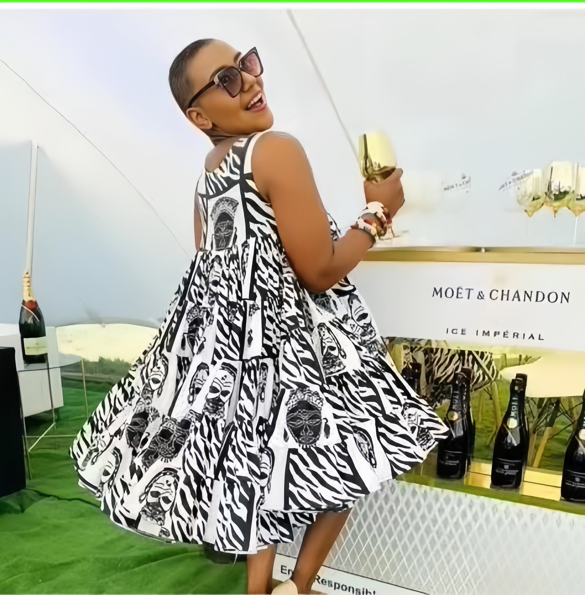 Sleeveless flared dress with black-and-white animal print, wide skirt