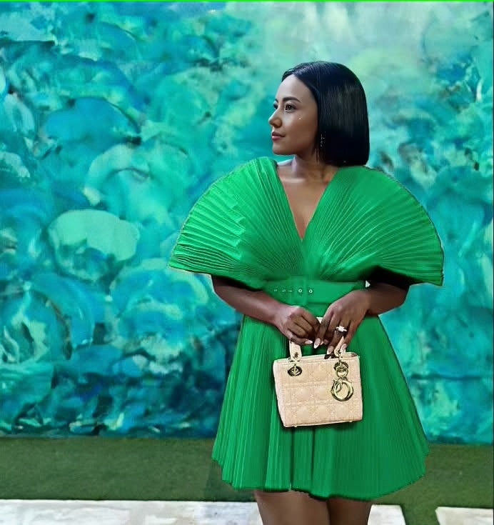 Pleated mini dress, V-neck, puff sleeves, emerald green, belted waist