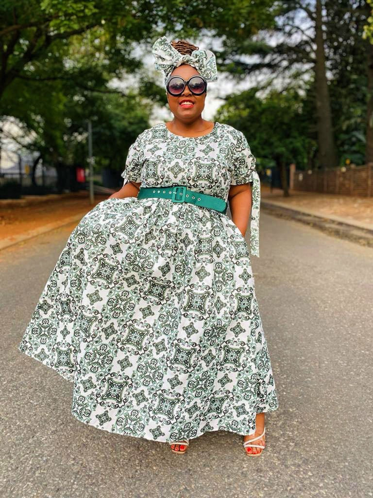 Printed maxi dress with full skirt, green and white pattern, short sleeves, belt
