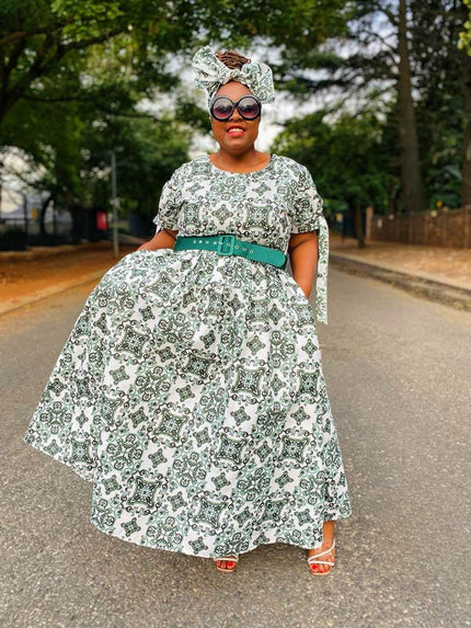 Printed maxi dress with full skirt, green and white pattern, short sleeves, belt