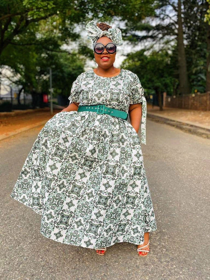 Printed maxi dress with full skirt, green and white pattern, short sleeves, belt