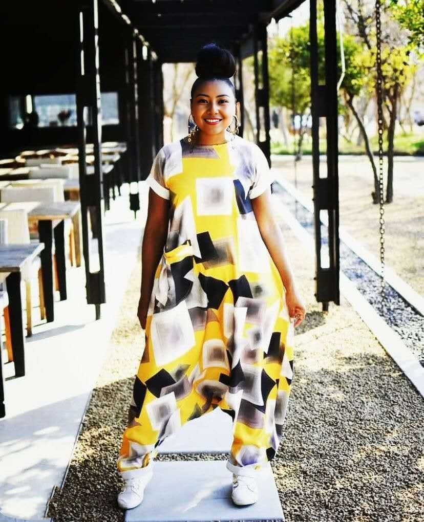 Jumpsuit mit geometrischem Print, weite Passform, Kurzarm, gelb mit weißen Akzenten