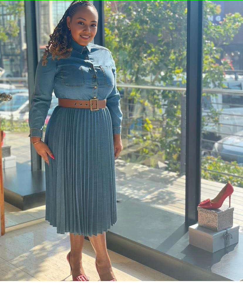 Women's High-Waisted Pleated Skirt Denim Dress with Buttoned Top Design
