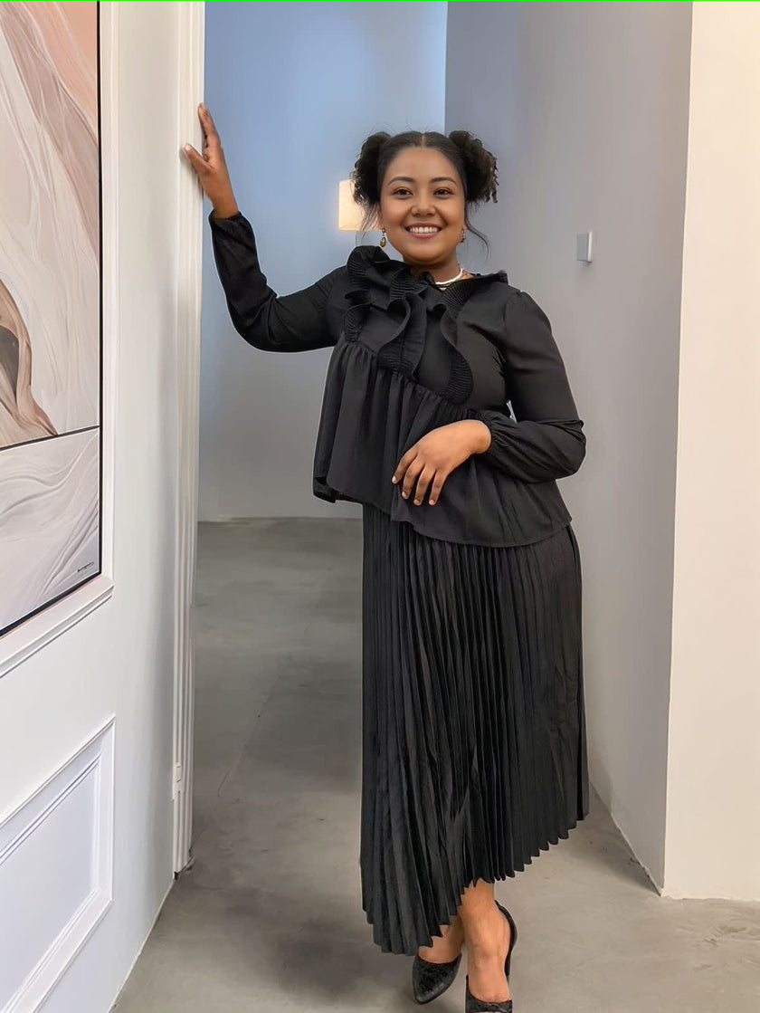 ：Women's Loose-Fit Top with Cinched Waist and Pleated Design