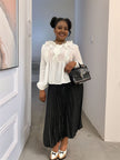 ：Women's Loose-Fit Top with Cinched Waist and Pleated Design