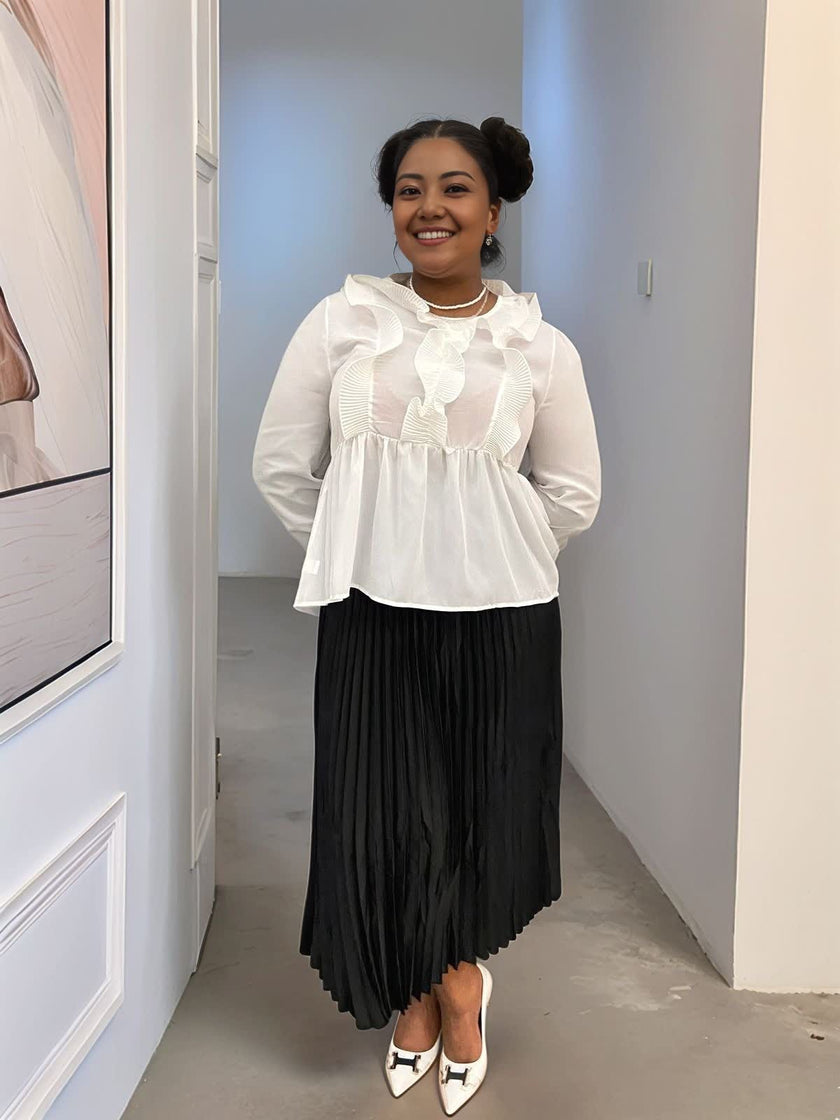 ：Women's Loose-Fit Top with Cinched Waist and Pleated Design