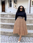 Pleated midi skirt in light khaki with elastic waistband and side belt