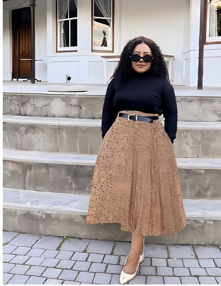 Pleated midi skirt in light khaki with elastic waistband and side belt