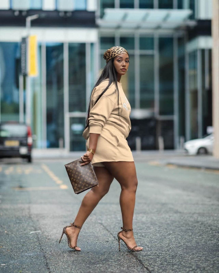 Loose-fit sweatshirt and shorts set, nude/beige with ARIO graphic
