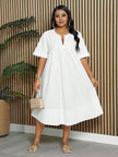 Weißes V-Neck Midi-Kleid, locker sitzend, kurze Ärmel, geraffter Rock