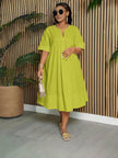 Gelbgrünes V-Neck Midi-Kleid, locker fallend, kurze Ärmel, geraffter Saum