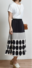 Pleated midi skirt with elastic waist, black-and-white dot stripe print