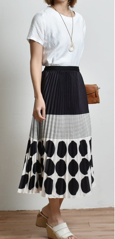Pleated midi skirt with elastic waist, black-and-white dot stripe print