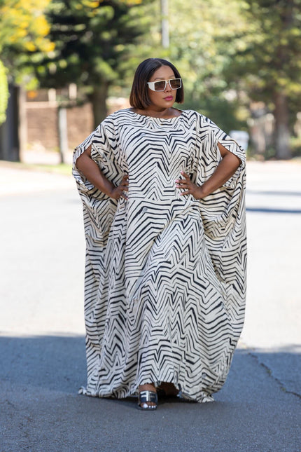 Geometric maxi dress with loose fit and zigzag print, wide batwing sleeves