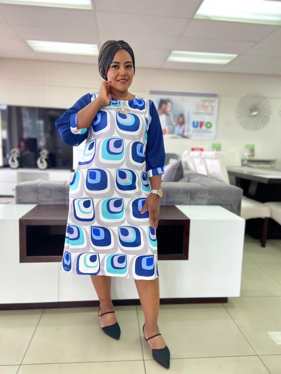 Geometric midi dress with 3/4 sleeves, crew neck, blue and white loop pattern