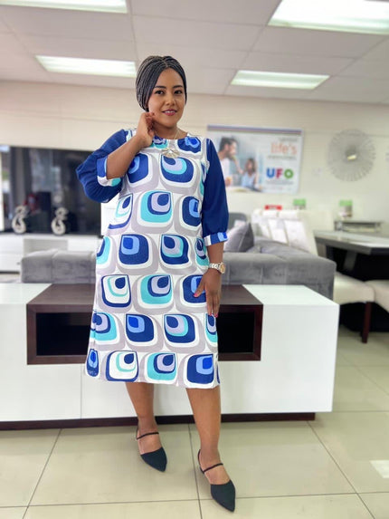 Geometric midi dress with 3/4 sleeves, crew neck, blue and white loop pattern