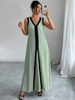 Mintgrünes Maxi-Kleid mit V-Ausschnitt und schwarzen Kontraststreifen, ärmellos