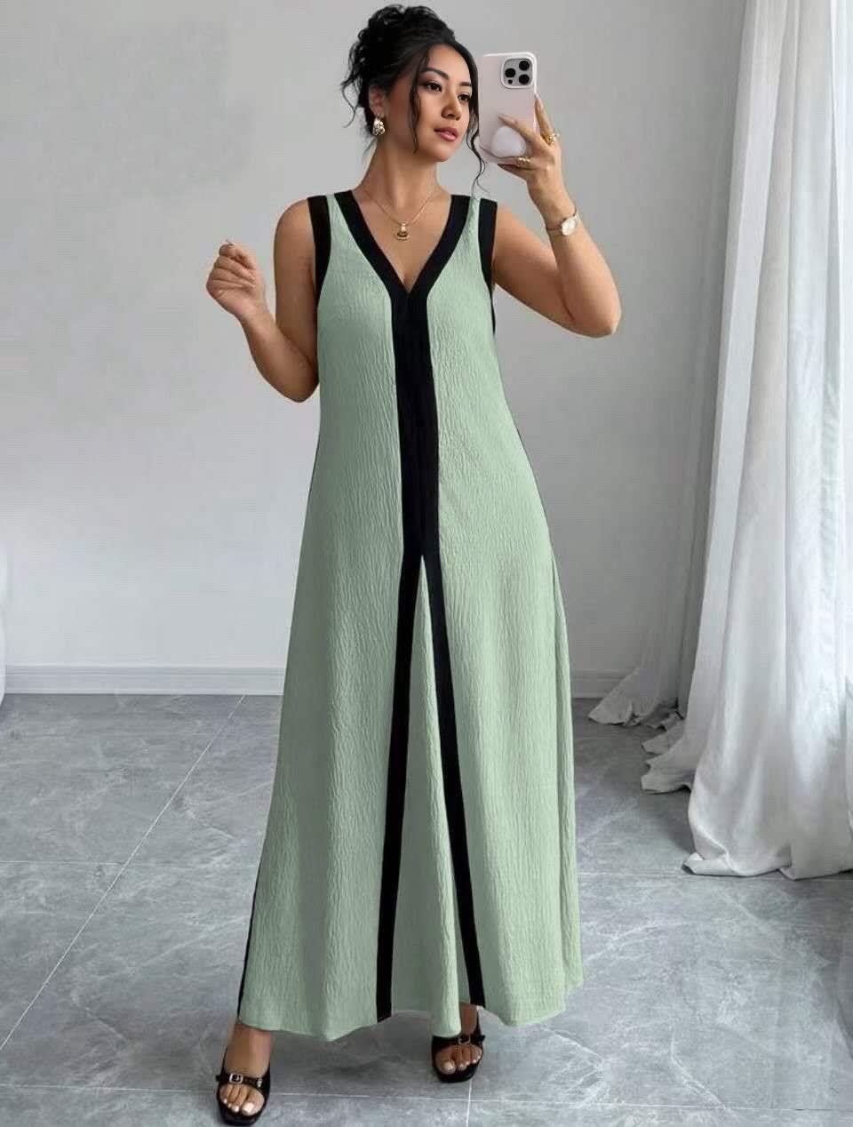 Mintgrünes Maxi-Kleid mit V-Ausschnitt und schwarzen Kontraststreifen, ärmellos