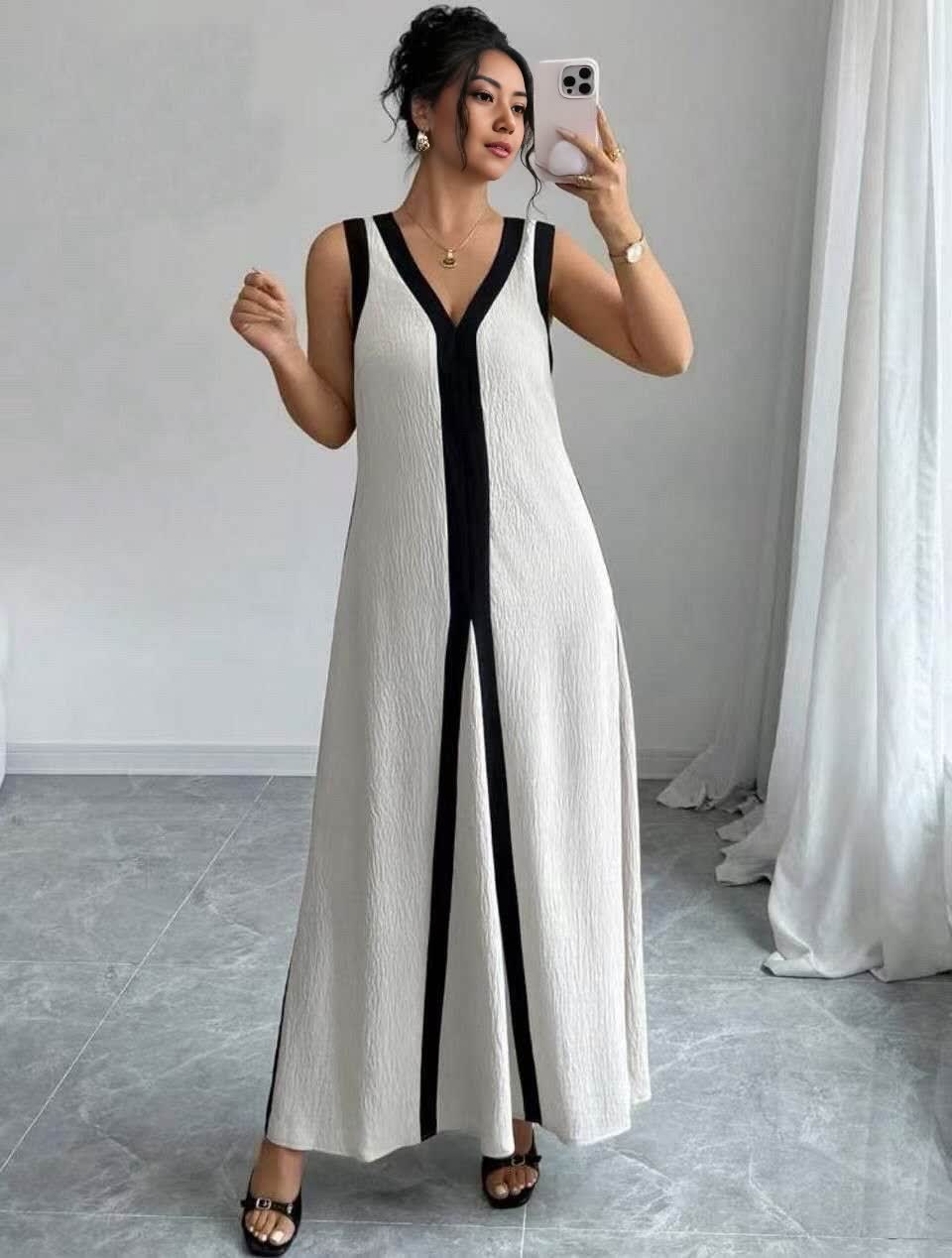 Weißes Maxi-Kleid mit V-Ausschnitt und schwarzen Kontraststreifen, ärmellos