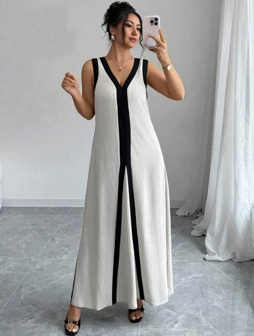 Weißes Maxi-Kleid mit V-Ausschnitt und schwarzen Kontraststreifen, ärmellos