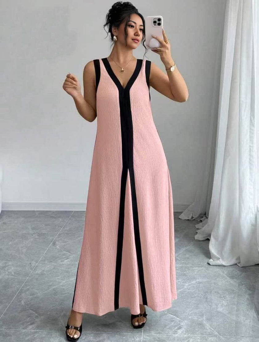 Rosa Maxi-Kleid mit V-Ausschnitt und schwarzen Kontraststreifen, ärmellos