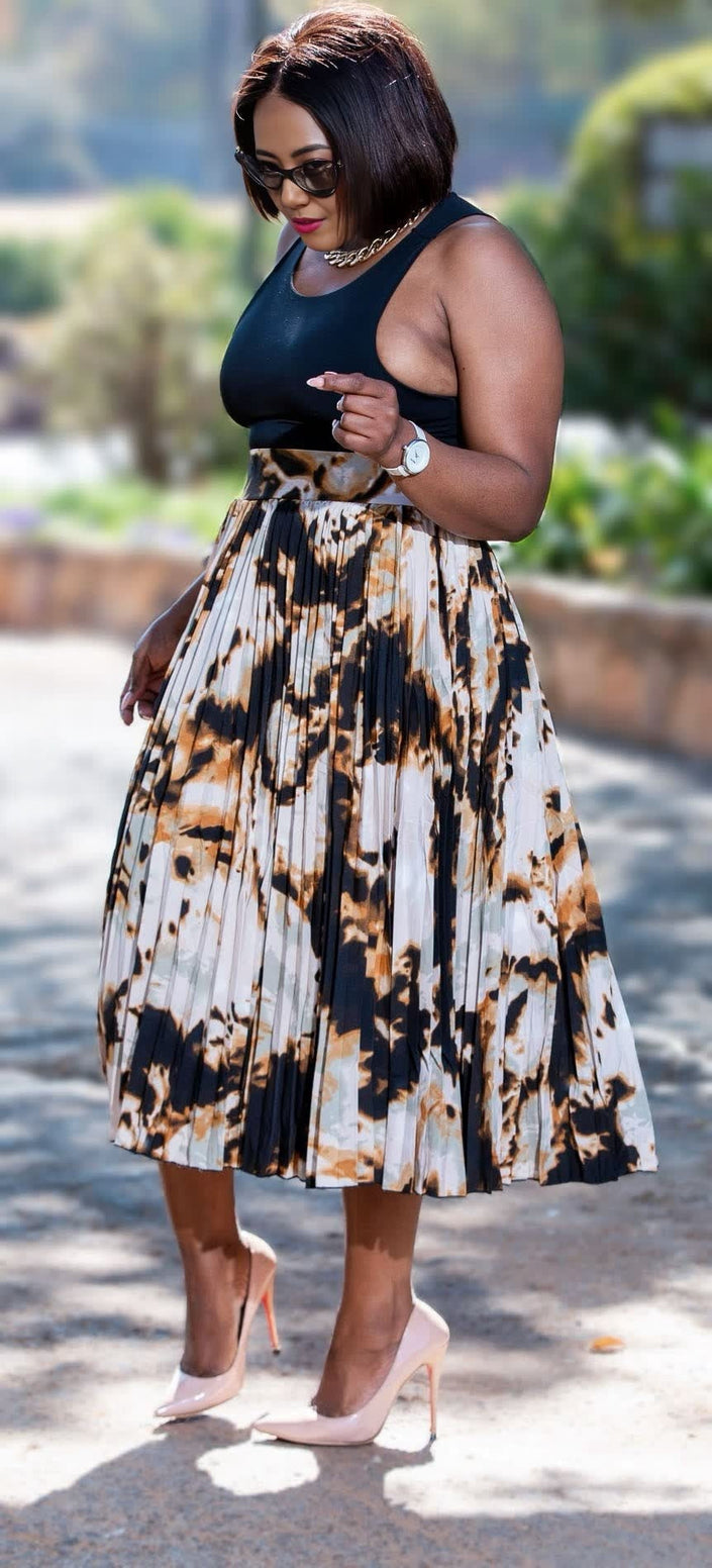 Pleated midi skirt with abstract print in cream and dark blue tones