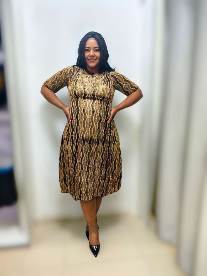 Wavy midi dress with short sleeves, round neck, brown gold abstract pattern