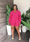 Deep-Pink Twin Set: pinke Bluse mit kurzem Rock, Knopfleiste, Puffärmel