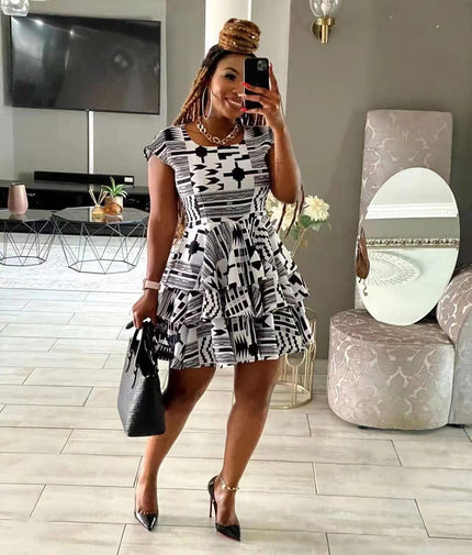 Geometric mini dress with black-and-white pattern, short sleeves and flared tiered skirt