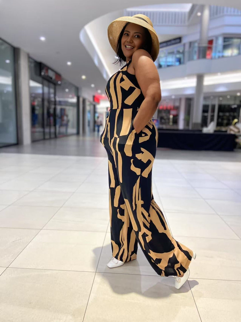 : Women's Sleeveless Wide-Leg Jumpsuit with Abstract Black and White Geometric Print
