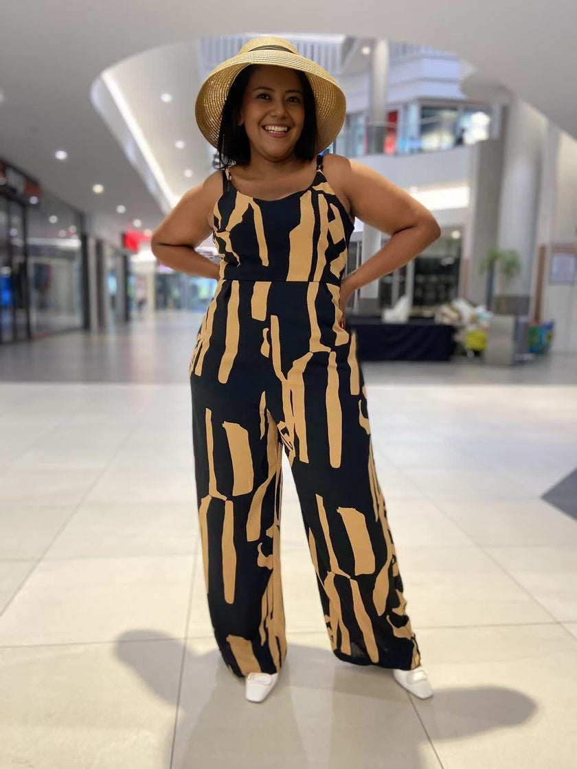 : Women's Sleeveless Wide-Leg Jumpsuit with Abstract Black and White Geometric Print