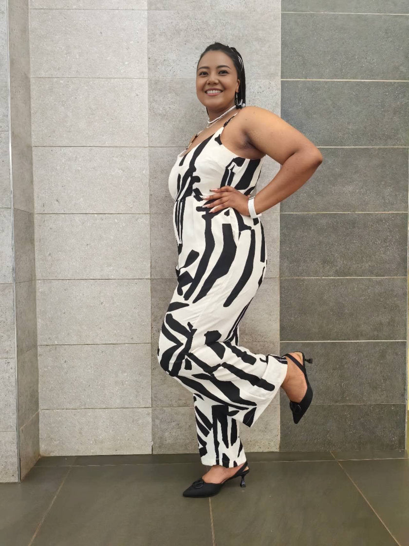 : Women's Sleeveless Wide-Leg Jumpsuit with Abstract Black and White Geometric Print