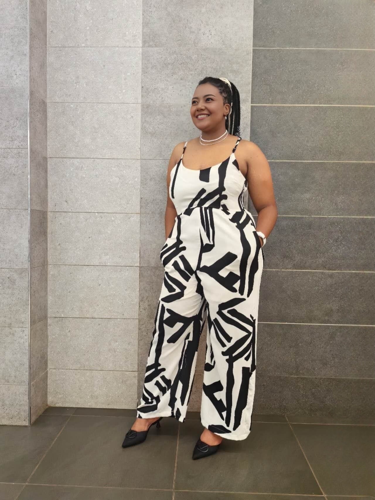 White & black abstract wide-leg jumpsuit with spaghetti straps, wide legs