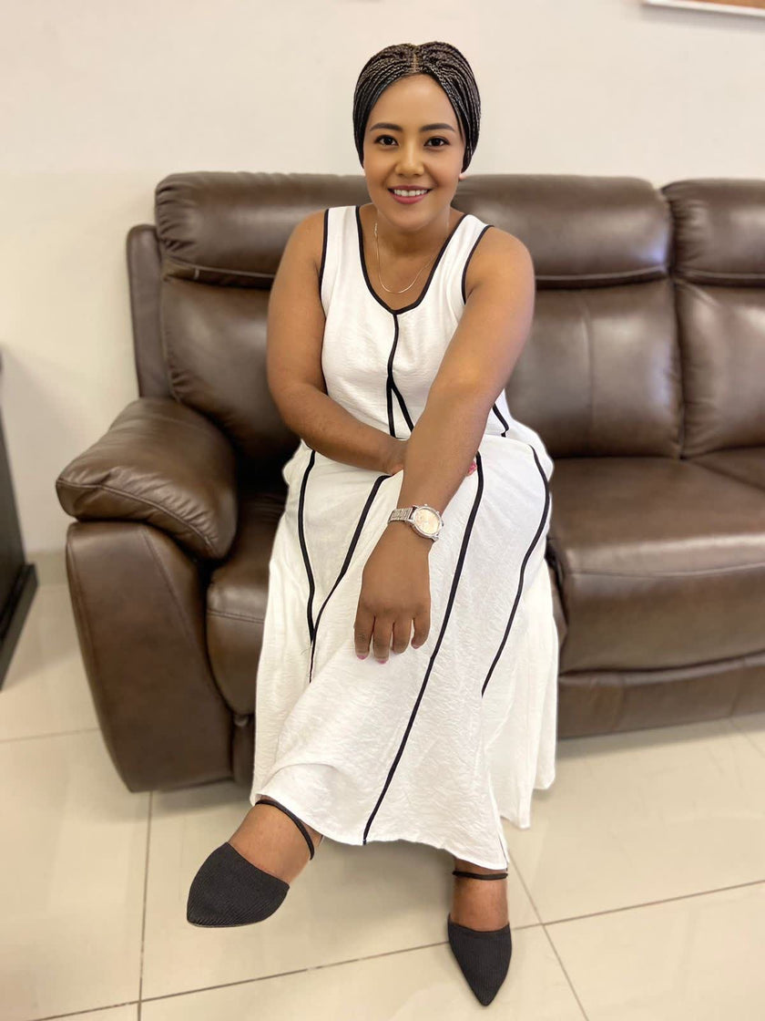 Sleeveless A-line Dress with Simple Line Design