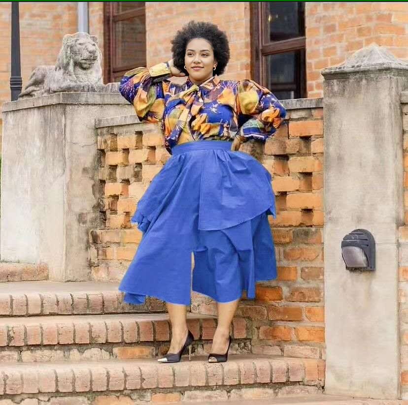 Vintage Twin Set: blau gemusterte Puffärmel-Bluse und blauer Stufenrock