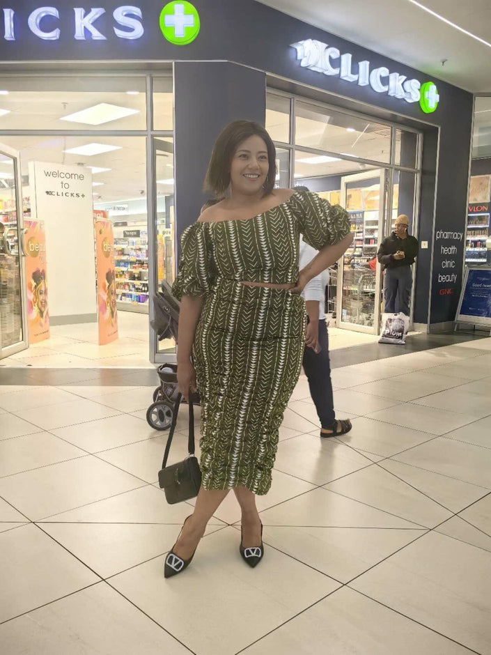 Printed midi dress with short sleeves, olive and black zigzag pattern