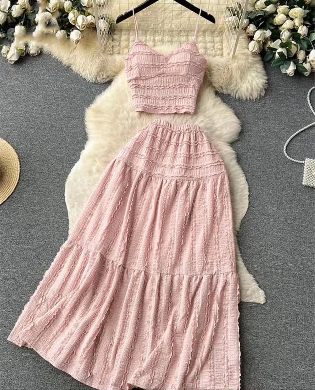 Pink pleated maxi skirt with elastic waistband and tiered gathered design