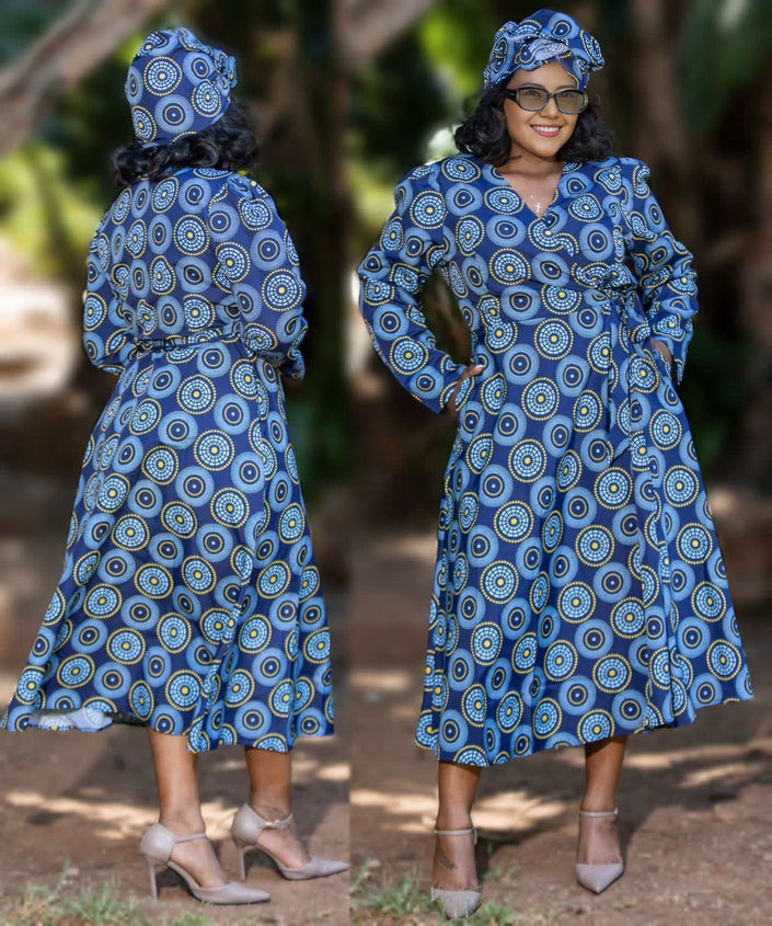 Blue wrap dress with circular print, long sleeves and V-neck with tie waist