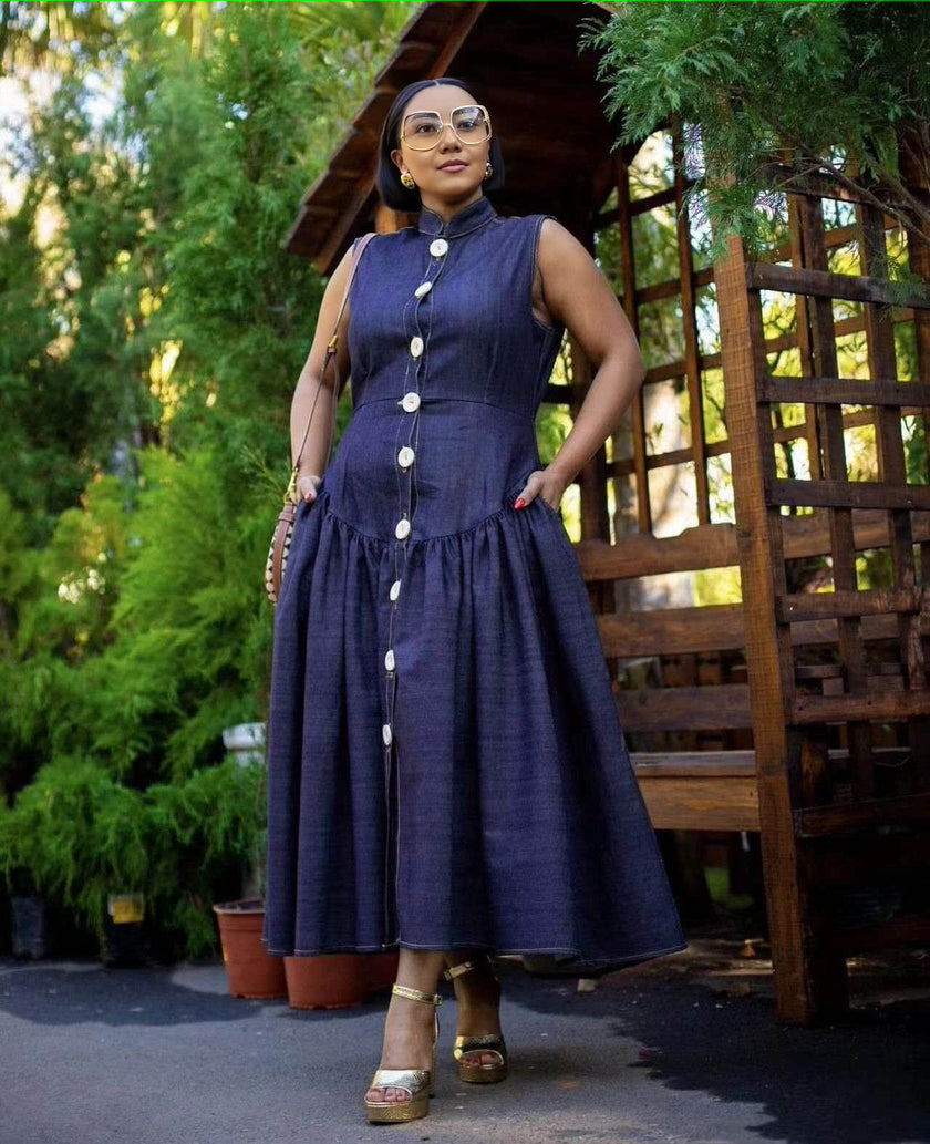 Vintage Style Sleeveless Dress with Large Button Details, Highlighting a Simple Retro Design.