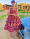 Midi-Kleid mit Rüschen-Saum, afrikanischer Print, ärmellos