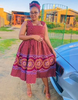 Midi-Kleid mit Rüschen-Saum, afrikanischer Print, ärmellos