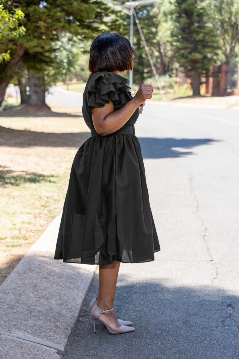 Vintage Style Puff Sleeve Dress with Cinched Waist and Elegant Midi Skirt