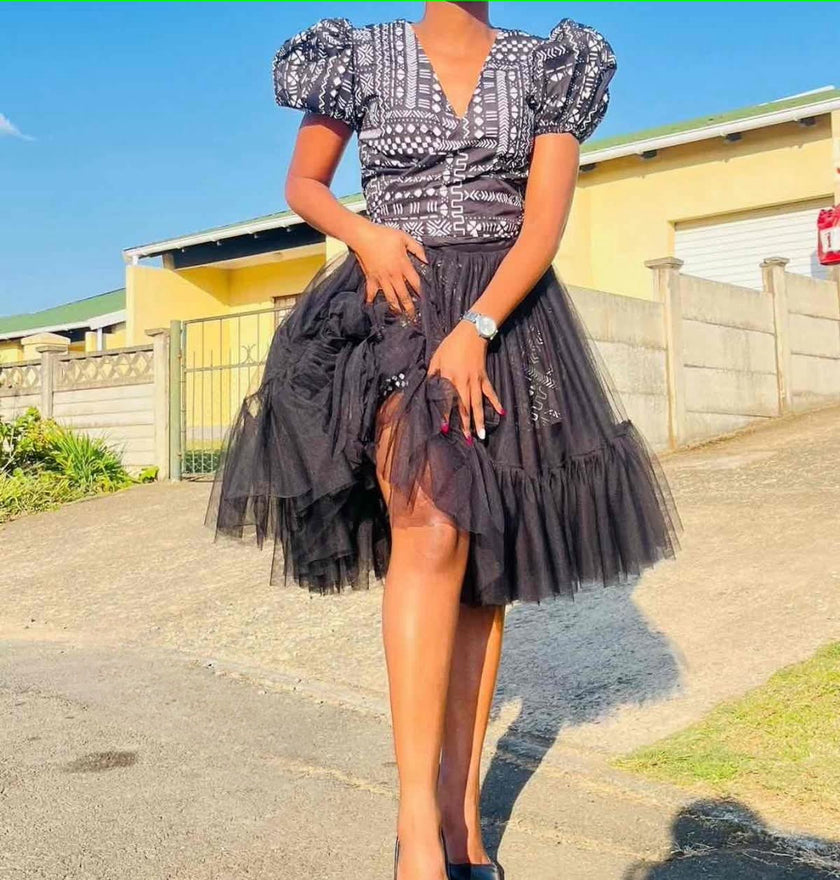 Short-Sleeved Twin Set Ensemble with Geometric Motifs and Yarn Skirt